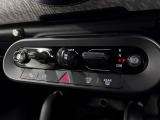 MINIの運転席操作部は、中央に構えるディスプレイが最大の特徴です。航空機を思わせるトグルスイッチなど、直感的で遊び心のあるメカニカルな操作感が、ゴーカートのような走りの高揚感を高めます。