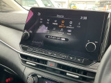 一枚岩のようなデザインのメーカーオプションナビは9インチの大画面に加えて、Bluetooth接続・HDMI端子・Apple CarPlayワイヤレス接続・スマホのワイヤレス充電など多数の機能が満載です!!
