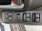 パワーウィンドウのスイッチですよ。運転席に居ながら窓を開け閉めのコントロールできます。