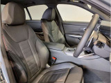 【コックピットシート】BMW車の主役席。車体中央にくる様に配置し車両重心とが一致する事でドライバーと車との一体感あるドライビングを実現。人間工学に基づき形成した形状が長時間のドライブ疲労も軽減します!