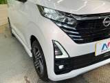 【LEDヘッドライト】悪天候や夜間走行時も良好な視界を確保し安心して運転できる高輝度LEDヘッドライトを装備!点灯速度が早く、消費電力も抑えられています。