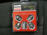 キー付ホイールロックナットです。最近はタイヤ目的の盗難が急増し純正ホイールがターゲットに。タイヤ・ホイールの盗難防止に。