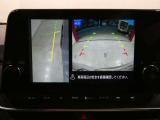 ギアを『R』に入れた後、カメラボタンを押すと、運転席から見えない左側面をナビ画面にうつしてくれるので、幅寄せや縦列駐車がし易くなります。