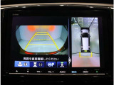 バックギアに入れるだけで自動的にリヤカメラに切り替わります!上から見たようなマルチビューカメラ(全周囲カメラ)付きで、車庫入れやバックが苦手な方に大変便利な機能です!