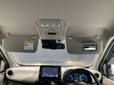 運転席のサンバイザーにはバニティーミラーも付いています。身だしなみチェックには欠かせません。