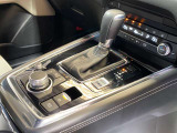 【オートブレーキホールド】停車中にブレーキペダルから足を放しても、ブレーキを自動的に制御して、車両の停車状態を保持する機能です。信号待ちなどの停車時に運転者の負担を軽減します。