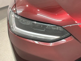 LEDヘッドライトは、点灯の瞬間から最大光量を発揮し、突然暗くなるトンネルなどでの安定感を高めます。