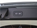 テールゲートには、ハンズフリー・オープニング/クロージング機構も搭載しています。両手に荷物を抱えていてもそのままで、リアバンパーの下で足を動かすだけでパワーテールゲートが自動的に開閉します。