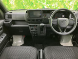 運転席から助手席まで見渡せる配置で、前方の視界も広々。シートは落ち着いた色合いで、乗員それぞれが過ごしやすい室内です。見やすい計器類で運転中の確認もしやすくなっています。