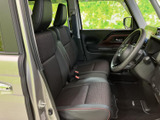 前席は運転席と助手席が並び、座面や背もたれにゆとりを感じる室内です。ドアを開けた際も乗り降りしやすく、落ち着いた色合いのシートで日常使いにもなじみます。