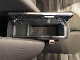 センターアームレスト付きで運転中も腕が楽々!