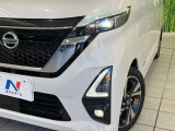 【LEDヘッドライト】悪天候や夜間走行時も良好な視界を確保し安心して運転できる高輝度LEDヘッドライトを装備!点灯速度が早く、消費電力も抑えられています。