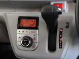 車内を快適に、オートエアコンを装備しています。