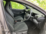 前席はシートの形状に沿って座りやすい印象で、運転席まわりを見渡しやすいレイアウトです。ドア側から乗り降りしやすく、足元にもゆとりを感じられる空間です。
