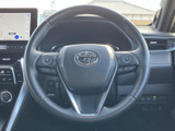 手元にスイッチ類をまとめたステアリングで、運転姿勢を大きく変えずに各種機能へアクセスできます。メーターやナビ画面も見渡しやすく、日常の運転を支えます。