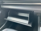 【グローブボックス】シンプルなデザインのグローブボックス。車検証などを収納しておくことが出来ます。