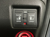 【両側パワースライドドア】両側がパワースライドドアになっており、運転席のスイッチやスマートキーでも開閉が可能です!開口部も広いので乗り降りも楽々♪