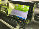 後方の様子を画面で確認でき、駐車時や後退時の周囲の確認をサポートします。目視とあわせて活用することで、日常の車庫入れにも役立つ便利な装備です。