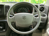 握りやすい形状で、運転姿勢を保ちながら前方の確認がしやすい配置です。メーターや各種スイッチも手元から見渡しやすく、日常の運転を落ち着いて行いたい方にも使いやすい、実用的な運転席まわりです。