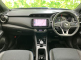 ナビ画面やオーディオ、空調の操作部が中央にまとまり、運転席から確認しやすい配置です。必要な情報や機能を見つけやすく、日々のお出かけをサポートしてくれます。