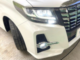 【LEDヘッドライト】悪天候や夜間走行時も良好な視界を確保し安心して運転できる高輝度LEDヘッドライトを装備!点灯速度が早く、消費電力も抑えられています。