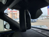 ETC内臓 自動防眩ルームミラー :後続車のライトが反射しても眩しくないように、ミラーの反射率を自動的に調整します。