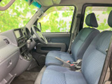 運転席と助手席は座面がゆったりと見え、前方や左右の窓から周囲を確認しやすい室内です。操作部も手の届く範囲にまとまり、日々の移動に使いやすい空間です。