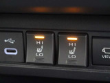 快適温熱シート(運転席・助手席)が装備されています。負担のかかりやすい肩や腰、冷えやすい下肢を効果的に温めてくれます