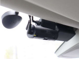 純正ならではの車両との馴染みも魅力。前後を記録できるドライブレコーダー付きです。