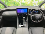 運転席まわりは前方の視界が広く、メーターや中央画面も目に入りやすい配置です。落ち着いた色合いのシートと整った室内空間で、毎日の移動も快適に過ごせます。
