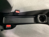 【センターロングコンソールトレー】ちょっとした小物を置くのに便利です。運転席からも助手席からも自由に使えるドリンクホルダー付。