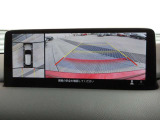 車両の前後左右にある4つのカメラを合成することで、まるでご自身のクルマを空から見ているような俯瞰での映像を映し出してくれます。バック時ももちろんのこと、前進時に視界の悪い交差点でも役に立ちますね。