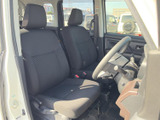 前席は視界が広く、運転席から周囲の状況を確認しやすいレイアウトです。ゆとりを感じる座席と落ち着いた色合いで、日々の移動も心地よくお過ごしいただけます。