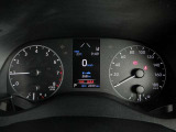 運転に役立つ情報を分かりやすく表示するマルチインフォメーションディスプレイを中央に配したとても見やすいメーター