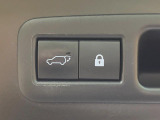 【パワーバックドア】スマートキーや運転席のボタンを押すだけでリアゲートが自動で開閉します!荷物を持っている時や、高い位置にあるバックドアを閉める際に便利な機能です♪