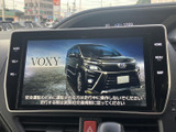 大画面のディスプレイにナビやオーディオの情報をまとめて表示。周辺のボタンからホームやメニューにもアクセスでき、目的の機能を選びやすいレイアウトです。