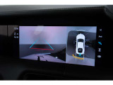全周囲カメラとフロント・リアのパークセンサー、パーキングアシストを装備。ワイドなボディでも狭い駐車場や車庫入れを安心して行えます。初めてポルシェに乗る方にも心強い運転支援装備です。