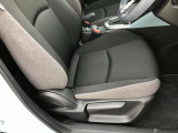 マツダ車のシートは人間工学に基づき設計されています。人の骨盤を支える様にシート内部の素材を研究し開発されていますのでロングドライブでも疲労を感じにくいのが特徴です☆