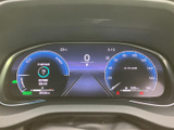 速度やシフト位置、走行情報などを運転席から確認しやすい表示です。必要な情報が見渡しやすく整理され、運転中も視線移動を抑えて確認しやすい、使い勝手に配慮されたメーターです。