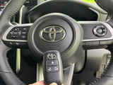 手元には音量や通話などのスイッチがまとまり、視線を大きく外さずに使える配置です。右側にも複数の操作部が備わり、日常の運転をサポートする便利な装備がそろっています。