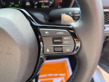 【クルーズコントロール】アクセル操作なしで一定速度を保つ機能。先行車との距離を自動調整する追従型が主流で、高速走行時の疲労を劇的に軽減します。長距離移動が多いお客様への商談では必須の快適装備です。