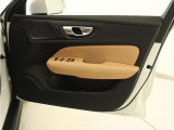 運転席ドアの全景です。キャビンを彩るすべてのものに、機能を形にした美しさが備わっています。