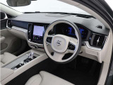 インストルメントパネルは僅かに運転席側へと傾けられているほか、余計なスイッチ類を可能な限り排し、運転に集中しやすい環境を造り出しています。