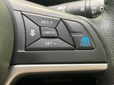 運転席側のスイッチで設定内容を確認しながら操作できます。クルーズ機能などに関するボタンがまとまり、手元で扱いやすい配置のため、日々の運転を便利にサポートします。