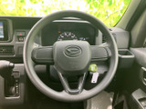 握りやすい形状で、前方を見ながら運転姿勢を保ちやすい配置です。メーターやシフト周辺も手元から確認しやすく、毎日の通勤や買い物など幅広い移動を支えます。