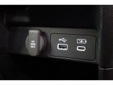 USBオーディオ用ソケットがついていますので携帯電話などを接続すれば音楽等の再生が可能です!充電用ソケットもございます!