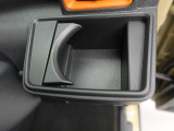 【カップホルダー】エアコン吹き出し口下部に設置されていますので使いやすさバッチリ!運転席から手の届くちょうどの位置です!