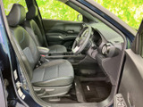 シートに座ると前方を見渡しやすく、運転席まわりへ自然に手が届く配置です。落ち着いた色合いの室内に清潔感があり、足元もすっきり。毎日の移動を気持ちよく始められます。