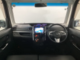 【前方視界】開放的な前方視界!運転がしやすく疲れにくいです♪窓が大きく、見通しがとっても良いおクルマですよ♪