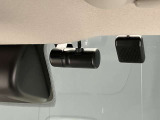 前方の映像だけでなく、車内から後方の映像もばっちり記録します